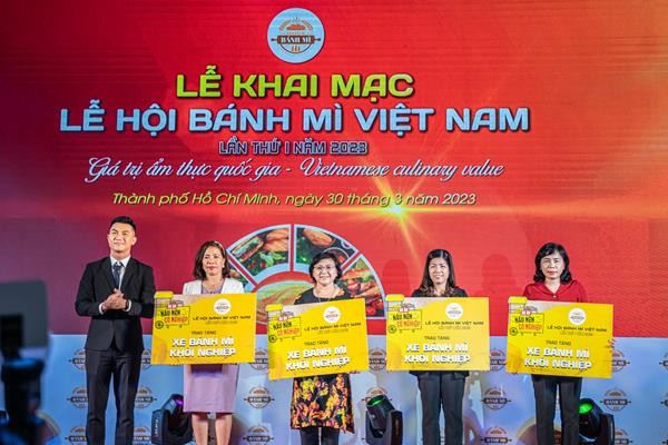 tai-le-hoi-banh-mi-viet-nam-lan-thu-nhat-nam-2023-maggi-professional-da-trao-tang-15-xe-banh-my-khoi-nghiep-cho-phu-nu-tai-khu-vuc-thanh-pho-ho-chi-minh-soc-trang-ben-tre-copy-1680500036.jpg