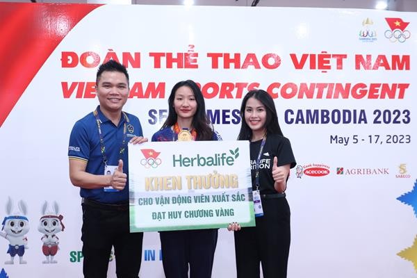 herbalife-viet-nam-thuong-nong-cho-vdv-karate-hoang-thi-my-tam-hcv-noi-dung-kumite-nu-hang-can-55-kg-copy-1684122627.jpg