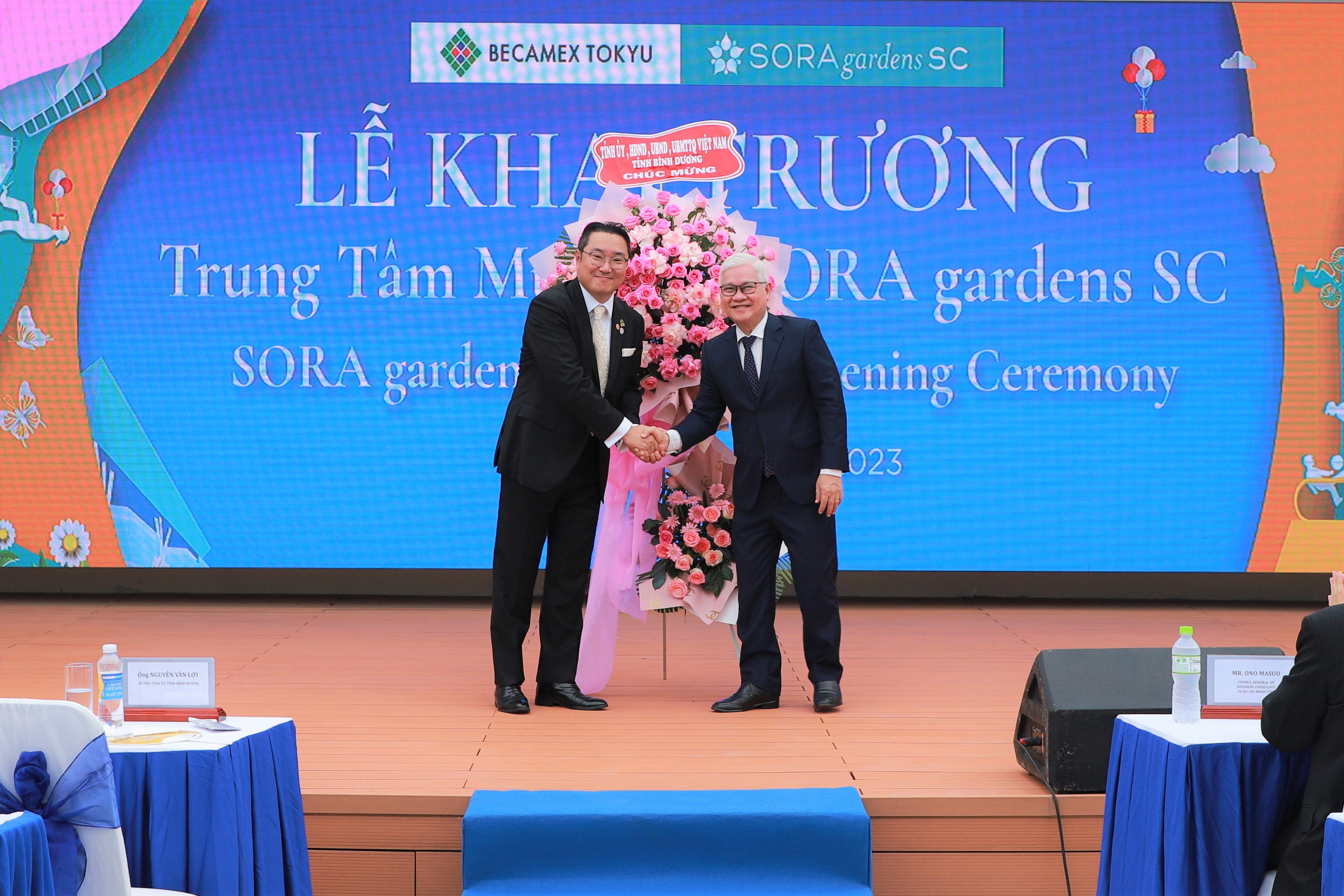 nghi-thuc-tang-hoa-giua-bi-thu-tinh-uy-binh-duong-nguyen-van-loi-va-tgd-becamex-tokyu-oh-dongkun-1690437419.JPG