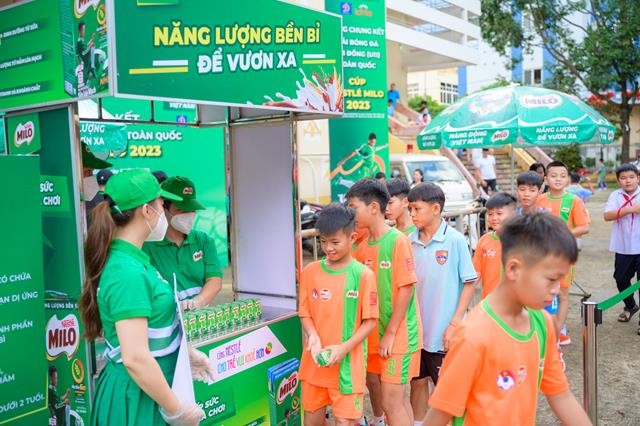 dong-hanh-cung-giai-bong-da-nhi-dong-u11-toan-quoc-nam-2023-ben-canh-16-suat-hoc-bong-co-chi-thi-nen-nhan-hang-nestle-milo-cung-da-tai-tro-nhieu-hang-muc-khac-bao-gom-dong-phuc-thi-dau-sua-va-nuoc-uong-cung-gia-1691297177.jpg