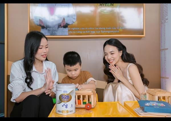 dien-vien-dinh-ngoc-diep-cung-con-tham-gia-tro-choi-ho-tro-phat-trien-tri-nao-do-nhan-hang-nestle-s-26-ultima-to-chuc-tai-su-kien-copy-1697444007-1698121322.jpg