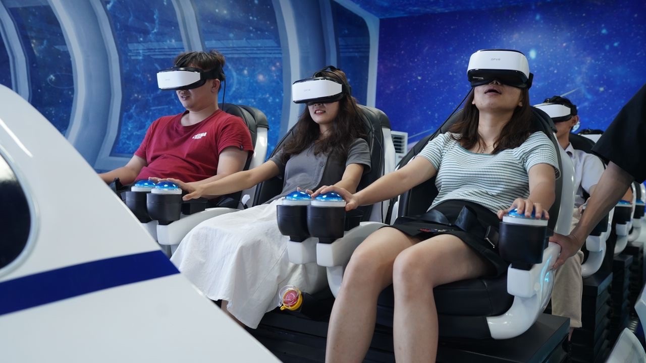 thu-trai-nghiem-cong-nghe-vr-9d-1705043550.jpg