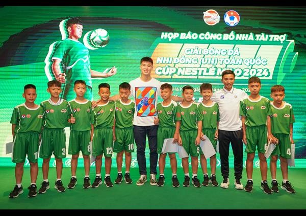 8-tham-du-hop-bao-tuyen-thu-quoc-gia-duy-manh-cung-chia-se-hanh-trinh-theo-duoi-dam-me-bong-da-truyen-cam-hung-den-cac-cau-thu-nhi-copy-1713497514.jpg