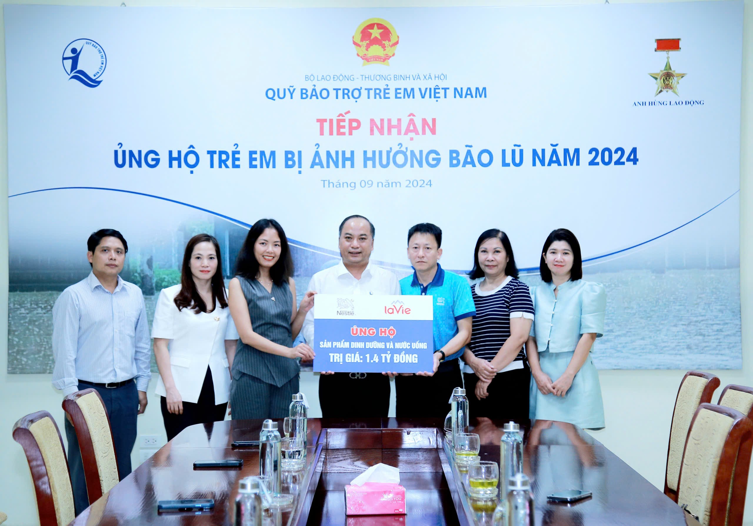 nestle-viet-nam-ung-ho-san-pham-dinh-duong-va-nuoc-uong-cho-gia-dinh-va-tre-em-co-hoan-canh-kho-khan-do-bao-yagi-thong-qua-quy-bao-tro-tre-em-viet-nam-1726370037.jpg