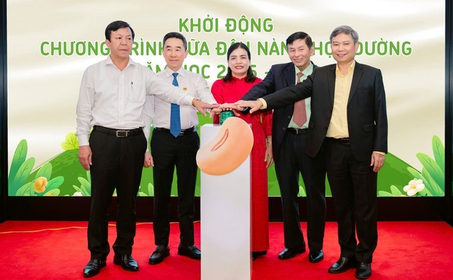 cac-dai-bieu-thuc-hien-nghi-thuc-khoi-dong-chuong-trinh-sua-dau-nanh-hoc-duong-nam-hoc-2025-2026-1755869696.jpg
