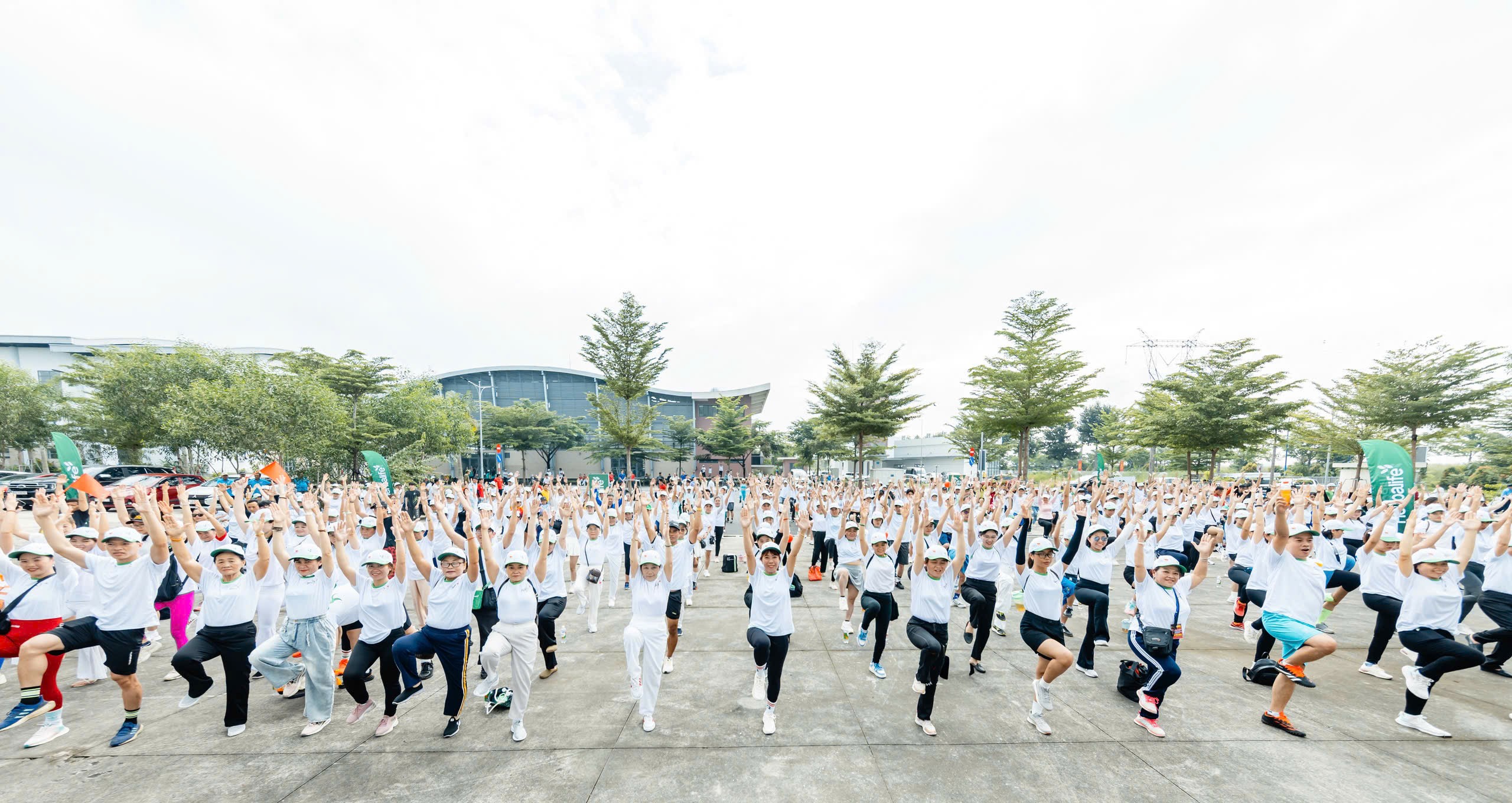 hon-1000-nguoi-tham-gia-dong-dien-the-duc-buoi-sang-lan-toa-tinh-than-ren-luyen-suc-khoe-cong-dong-1760281218.jpg