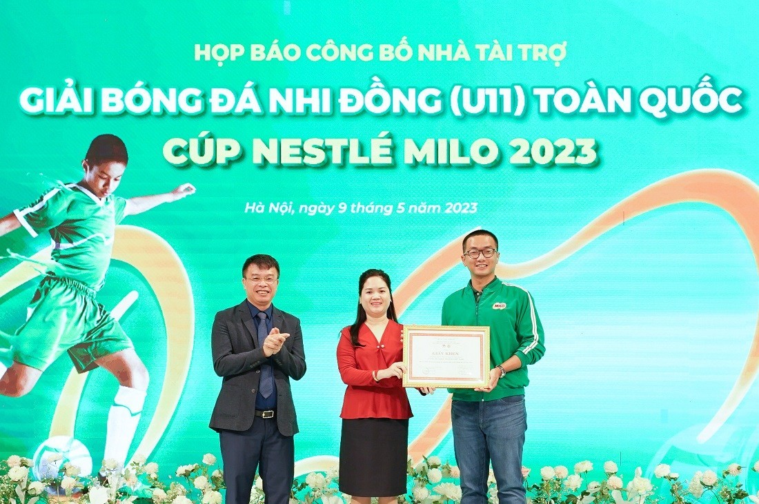 tai-le-hop-bao-nestle-viet-nam-a-vinh-du-on-nhan-bang-khen-tu-lien-oan-bong-a-viet-nam-cho-chuong-trinh-nang-ong-viet-nam-ghi-nhan-nhung-thanh-tich-va-ong-gop-oi-1683689849-1683858556.jpg