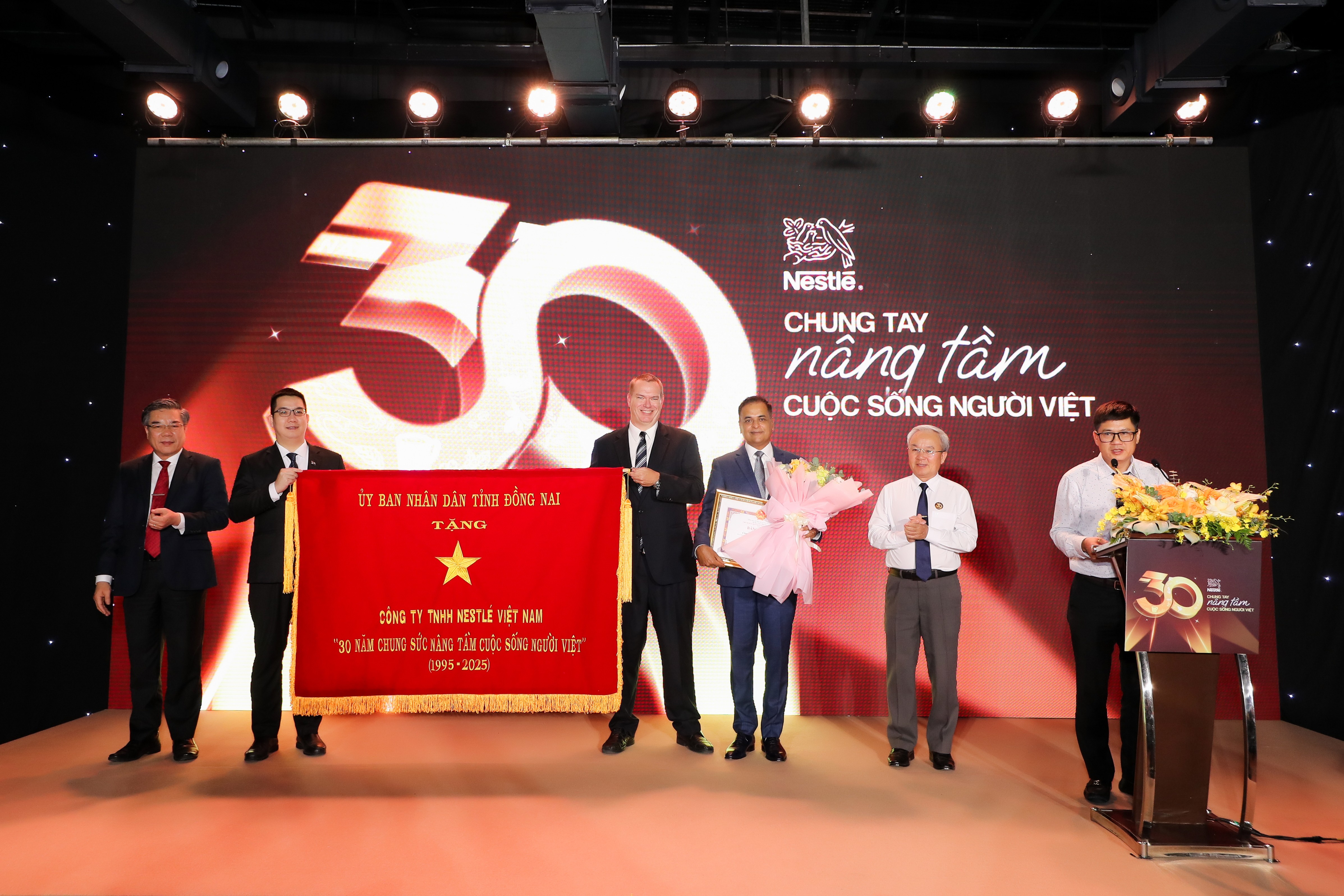 dai-dien-tinh-dong-nai-trao-tang-buc-truong-30-nam-chung-suc-nang-tam-cuoc-song-nguoi-viet-cho-nestle-viet-nam-1744990710.jpg