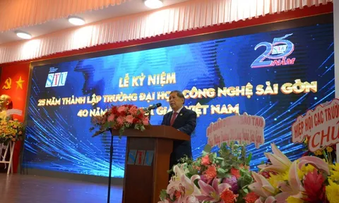 STU vinh dự nhận cờ thi đua của Chính phủ trong Lễ kỷ niệm 25 năm thành lập