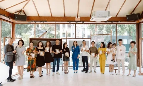 Ánh sáng dưỡng nuôi hạt mầm cuộc sống. Tình yêu chở che hạnh phúc tâm hồn.