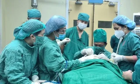 Gắp thành công con đỉa chui vào bộ phận "nhạy cảm" của cụ ông 71 tuổi