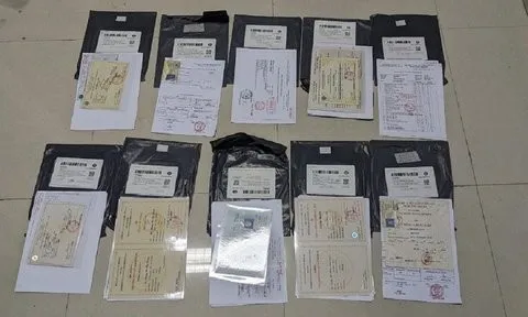 Triệt phá đường dây vận chuyển giấy tờ giả ngụy trang tranh phong thủy