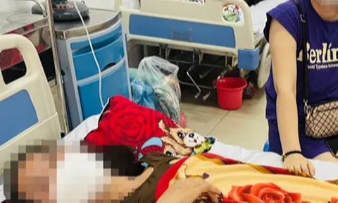 Người phụ nữ bị thang máy chuyển thức ăn rơi trúng đầu