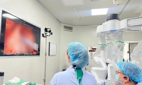 Lần đầu tiên bệnh nhân ung thư được mổ nội soi bằng hệ thống robot