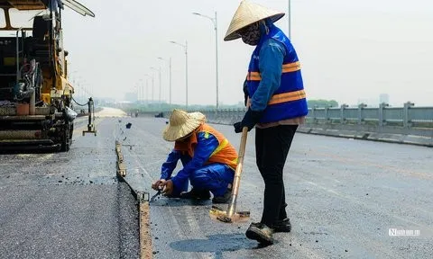 Công nhân đội nắng trải thảm nhựa cầu Vĩnh Tuy 2