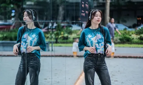 Giới trẻ Hà Nội hào hứng check-in trước ngôi nhà khổng lồ làm bằng kính 3D