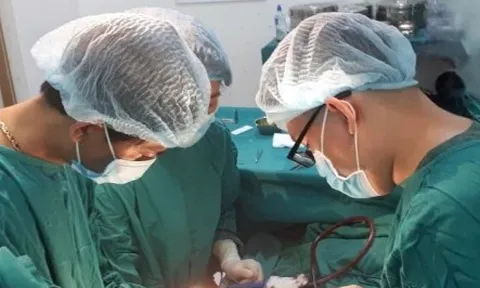 Giám đốc bệnh viện hiến máu lúc nửa đêm cứu sản phụ sinh con lần 5