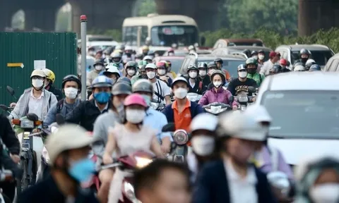 Dân khổ sở vượt đường bị quây tôn ở Hà Nội: Vì sao không dùng hàng rào di động?