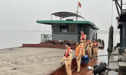 CSGT bắt quả tang tàu hút cát trái phép trên sông Hồng