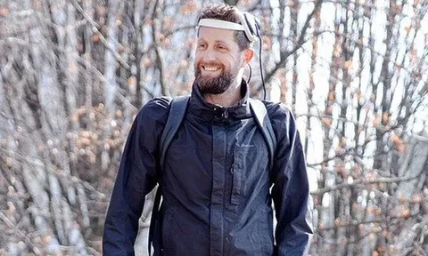 11 năm bại liệt làm bạn với xe lăn, người đàn ông phục hồi khả năng đi lại nhờ 'phép màu'