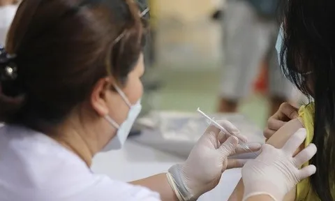 "Số cán bộ y tế phải trả giá cho COVID-19 quá lớn"