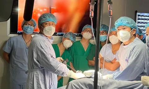 Lần đầu tiên phẫu thuật ung thư phổi bằng robot