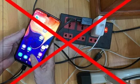 Vừa dùng điện thoại vừa sạc pin, bé 7 tuổi bị điện giật tử vong