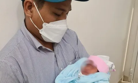 Thai nhi chui ra từ vết rách tử cung của thai phụ đã 2 lần sinh mổ