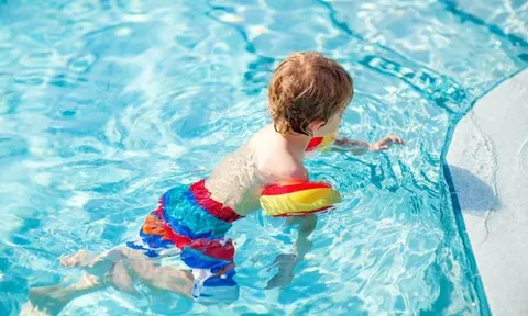 Cẩn trọng với tình trạng 'đuối nước khô' khi cho trẻ đi bơi ngày hè