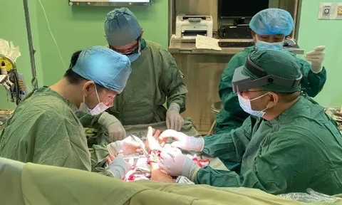 Gần 5 giờ phẫu thuật nối bàn tay bị chém đứt lìa cho người đàn ông