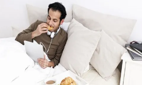 Bác sĩ gia đình kêu gọi đừng ăn trên giường vì một điều khủng khiếp có thể xảy ra