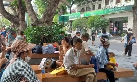 Cảnh bệnh nhân vạ vật chờ khám trong thời tiết nắng nóng ở bệnh viện