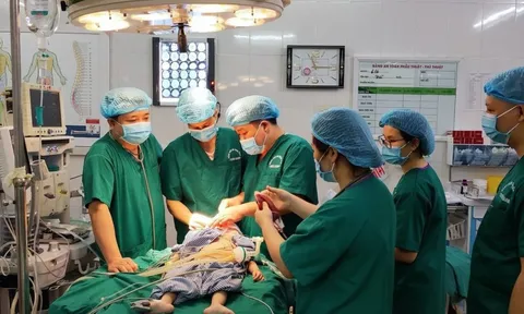 Bé 20 tháng tuổi lún sọ não sau khi ngã từ nhà sàn