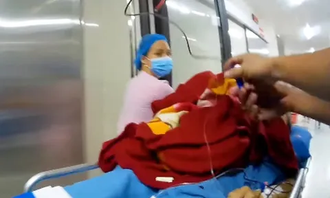 Xe cứu thương "tiếp máu" trên đường cấp cứu bệnh nhân sốc mất máu do vỡ khối chửa ngoài tử cung nguy kịch