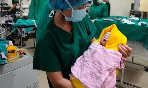 Sản phụ có phủ tạng đảo ngược, bất chấp rủi ro để giữ thai "mẹ tròn con vuông"