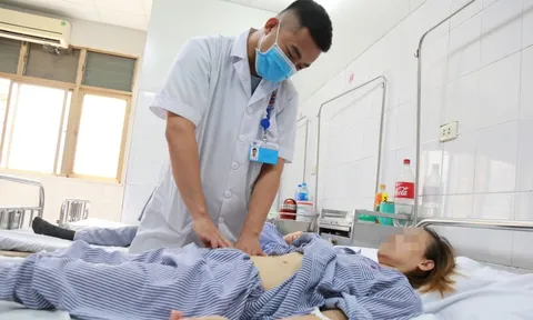 Cô gái 27 tuổi mắc bệnh hiếm, một hạt cơm cũng không ăn được