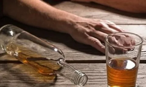 Uống nửa lít rượu mỗi ngày, người đàn ông xuất huyết tiêu hoá 8 lần