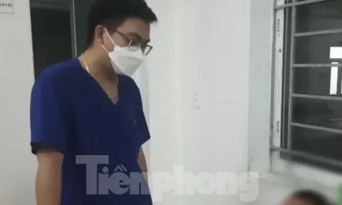 Bó nguyên con gà vào chân để chữa gãy xương