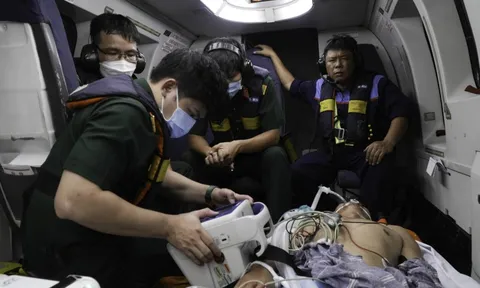 CLIP: Cận cảnh chuyến trực thăng cấp cứu ngư dân đột quỵ ở Trường Sa