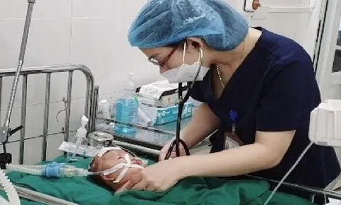 Bác sĩ thuyết phục gia đình cho mổ cứu bé sơ sinh bị xuất huyết não nguy kịch