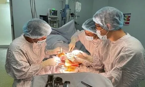 Phẫu thuật cứu người đàn ông bị máy cắt cỏ cắt gần lìa bàn chân