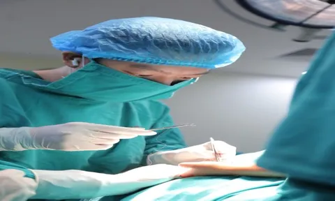 Bị bỏng nước canh, người đàn ông tự ý đắp thuốc không rõ nguồn gốc 