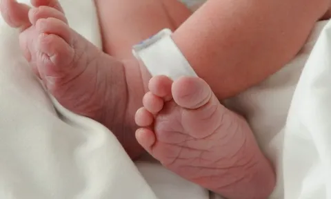 Trẻ sơ sinh có 'ba cha mẹ'