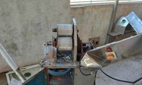 Bé gái 4 tuổi bị máy ép nước mía cán nát bàn tay