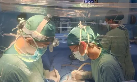 Phẫu thuật cứu bé trai mắc căn bệnh lần đầu ghi nhận tại Việt Nam