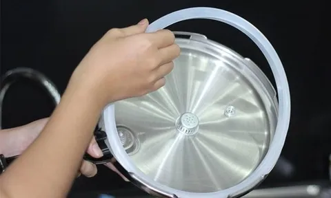 Nồi áp suất bất ngờ phát nổ, người đàn ông phải nhập viện