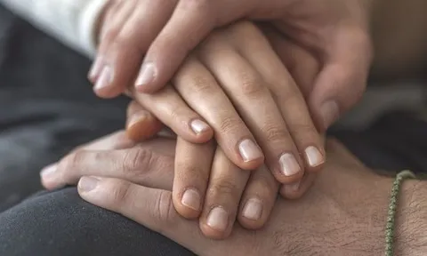 Lấy vợ 6 tháng không thể làm 'chuyện ấy', chồng giấu cả gia đình bí mật đưa vợ đi khám