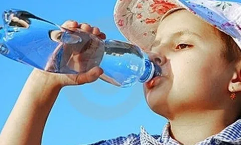 Bé trai 10 tuổi suýt tử vong vì 1 sai lầm khi uống nước
