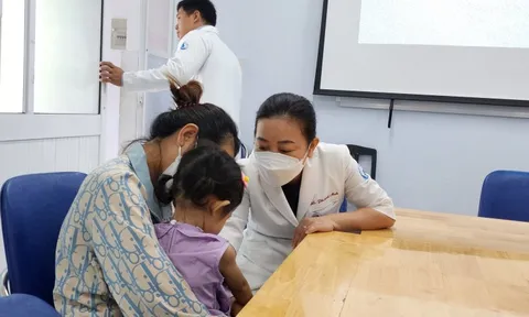 Bị lõm ngực nặng nhưng bé 3 tuổi được chẩn đoán viêm phổi khi nhập viện