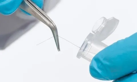 Con đẹp hơn hẳn bố mẹ, bố nghi ngờ đi xét nghiệm ADN và cái kết khó tin